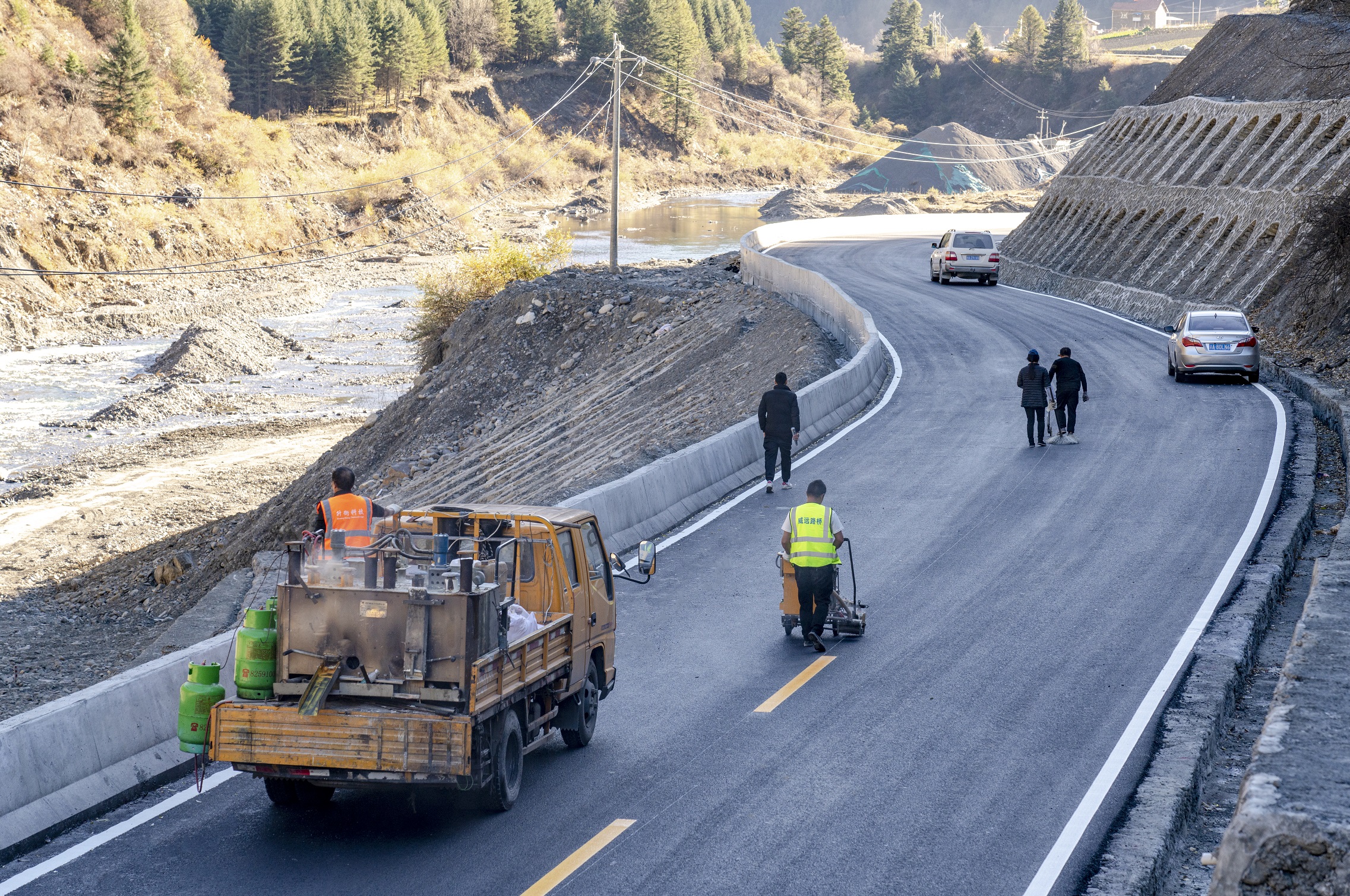 興蜀公司代建管理的S446線黑水至理縣公路工程試驗(yàn)段全面完工